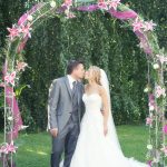 Brautleute unter Blumenbogen - Hochzeit 2016