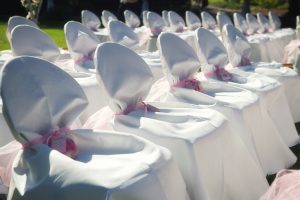 Stühle auf Open-Air-Hochzeit - Fotograf für Hochzeit in Würzburg