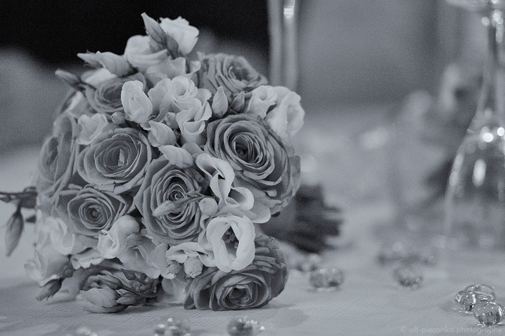 Brautstrauss auf dem Tisch am Abend - Hochzeitsreportage