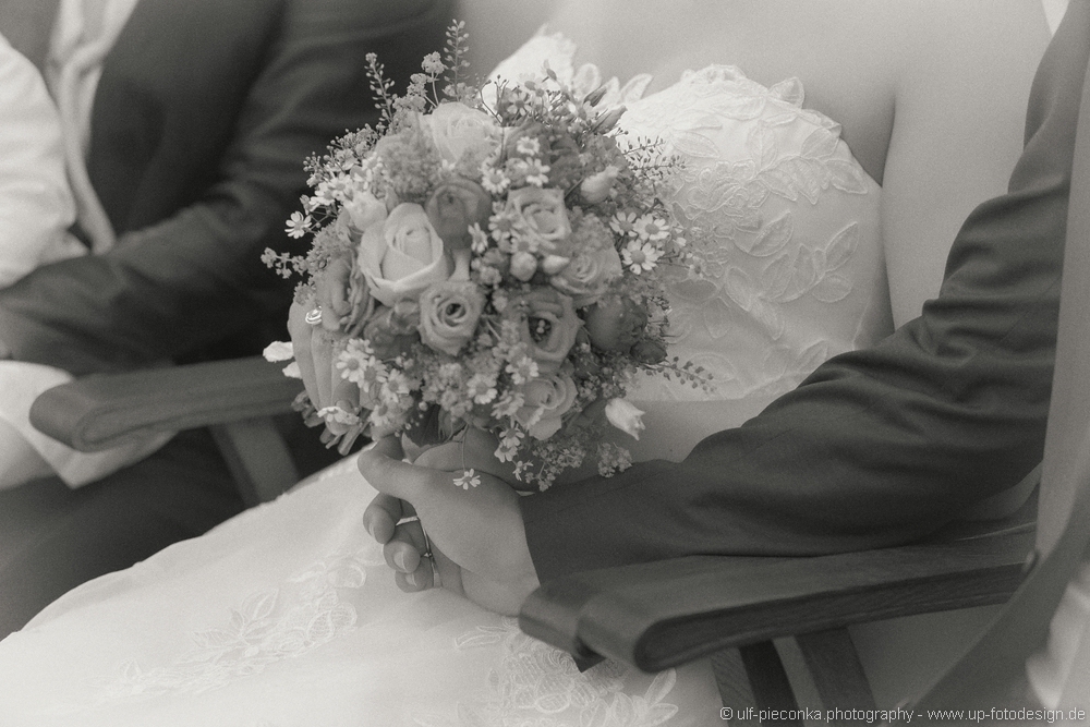 Hochzeitsfotografie Wuerzburg - Hochzeitsreportage - Hände und Brautstrauß